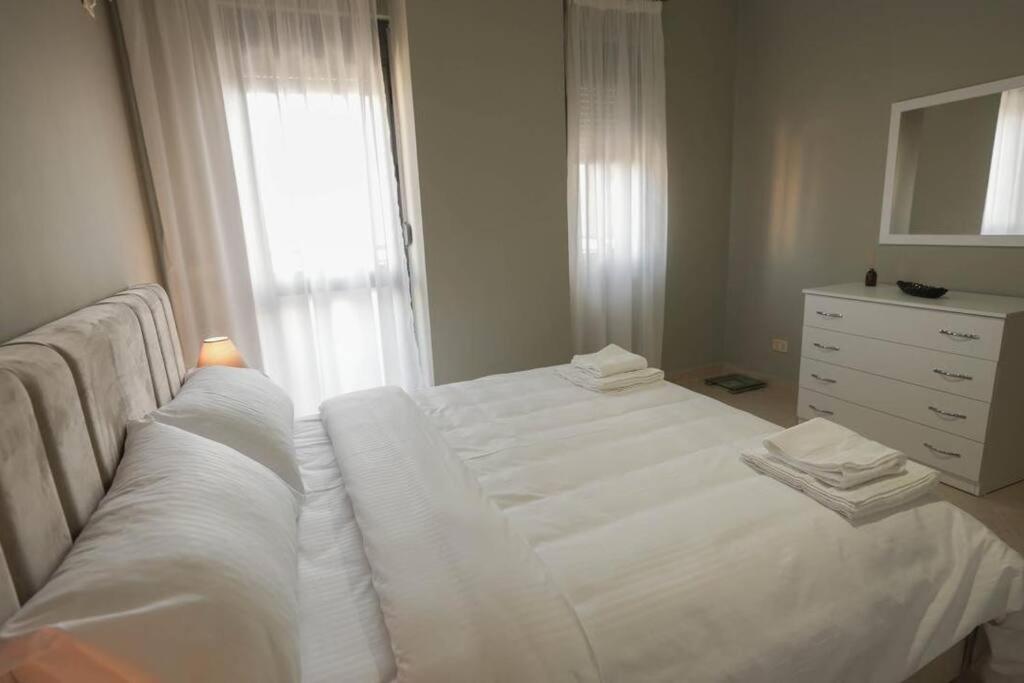 Staycation, City Center Apartment With Balcony Tirana Eksteriør billede