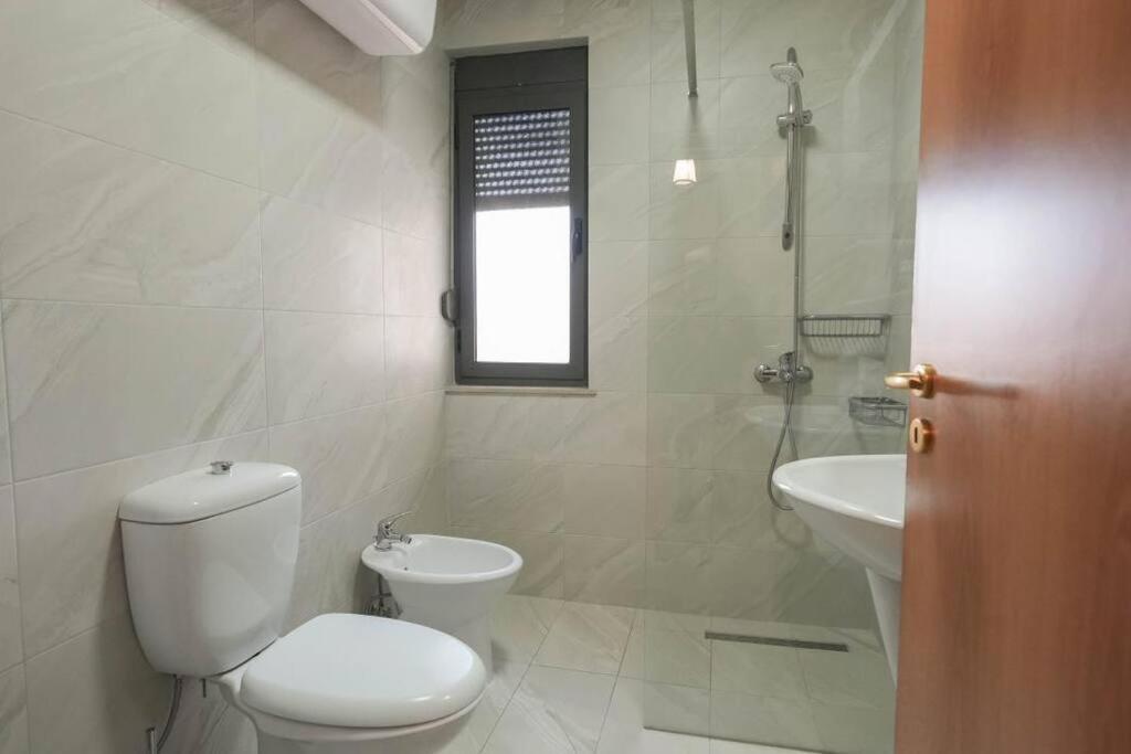 Staycation, City Center Apartment With Balcony Tirana Eksteriør billede